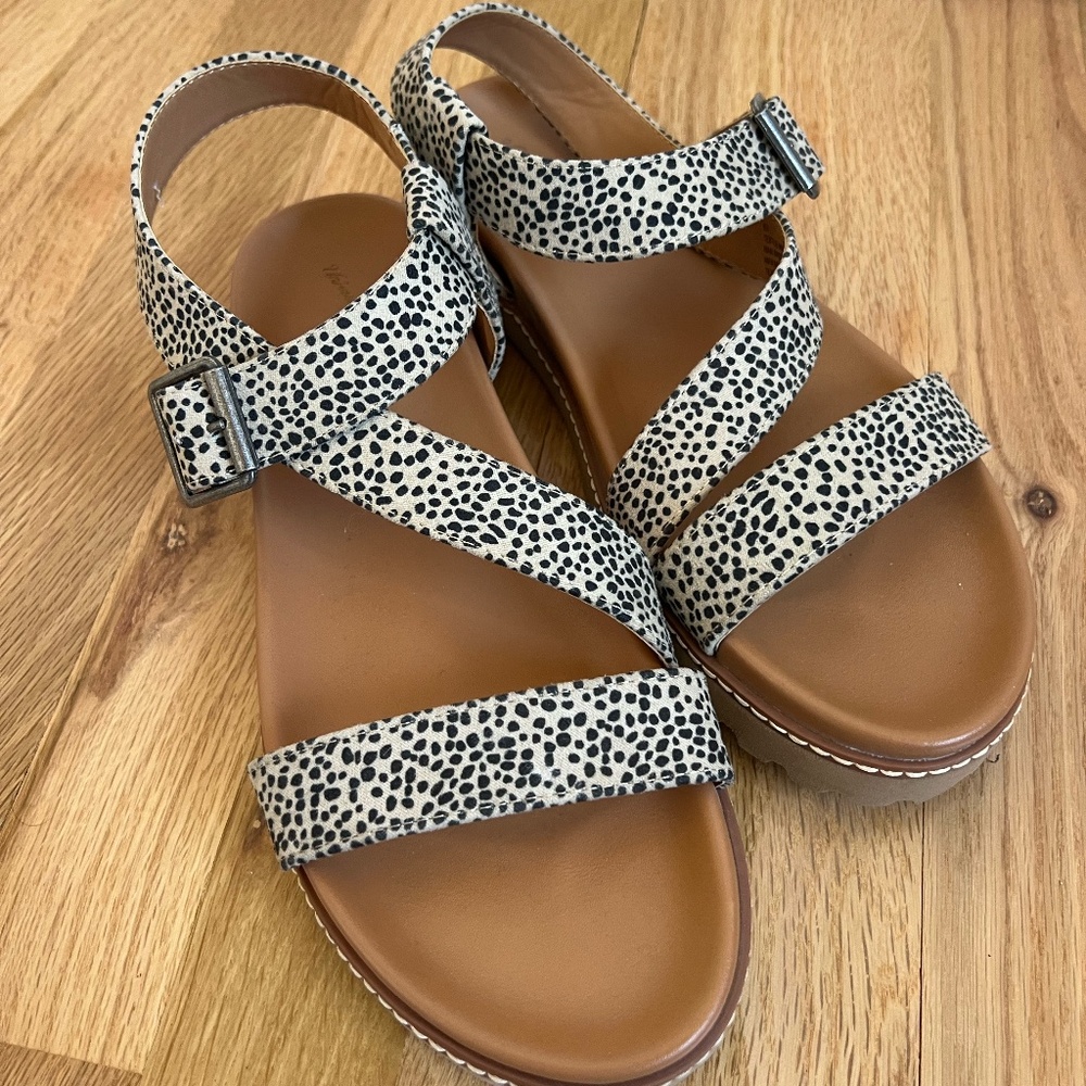 Universal Thread Cheetah Print Strappy Sandals Size 8.5 Like New